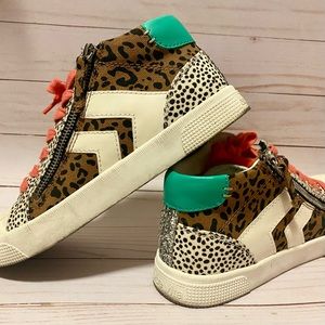Dolce Vita High Top Sneakers Size: 7M